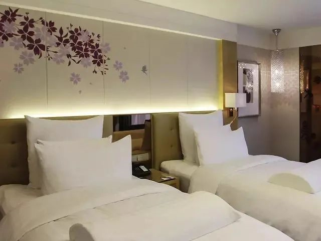 酒店設(shè)計的枕頭、隔斷玻璃門、燈怎么讓人燒腦殼